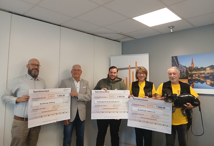Aktuelles Oktober 2025: Stadtwerke Buxtehude übergeben 4.500 Euro Spenden aus Sommer-Open-Air Erlös