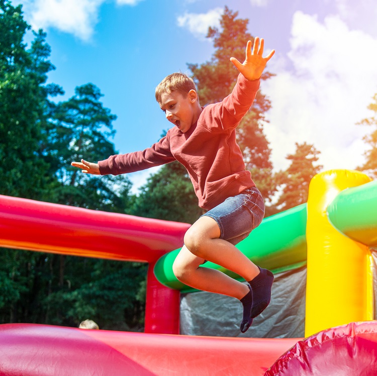 Junge hüpft auf Hüpfburg