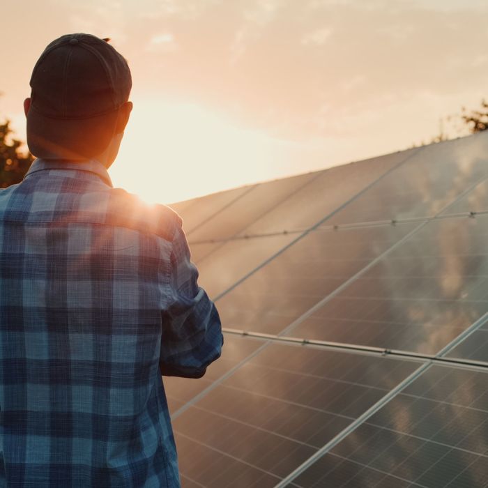 Mieterstrom: Strom von Solaranlagen auf dem Dach eines Wohngebäudes
