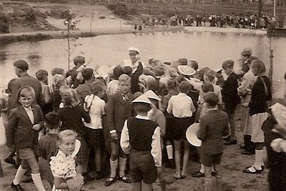 Eine Gruppe Kinder im Heidebad